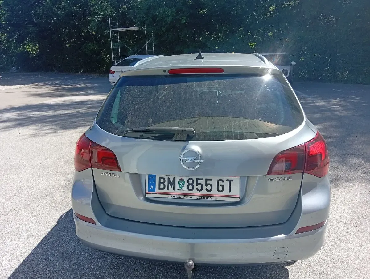 Opel Astra 2012 photo 2