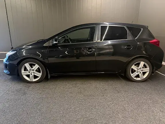 Toyota Auris 2013 photo 2