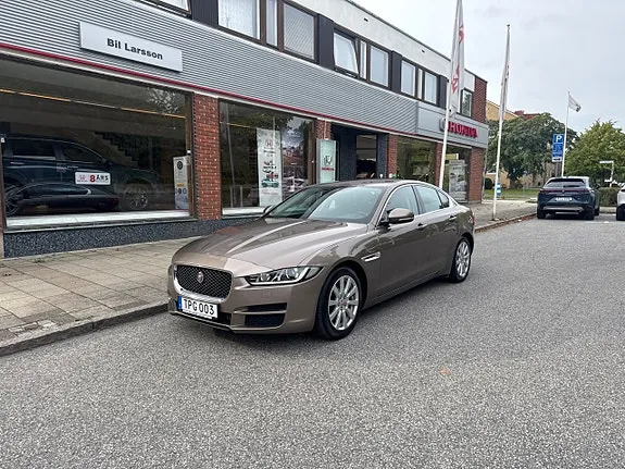 Jaguar Xe 2016 photo 2