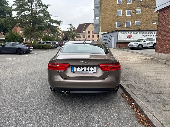 Jaguar Xe 2016 photo 5
