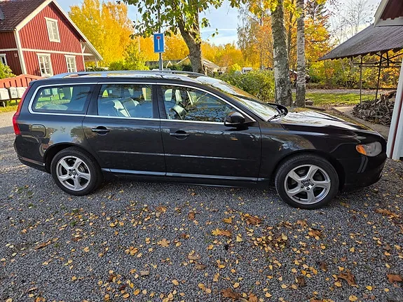Volvo V70 2012 photo 2