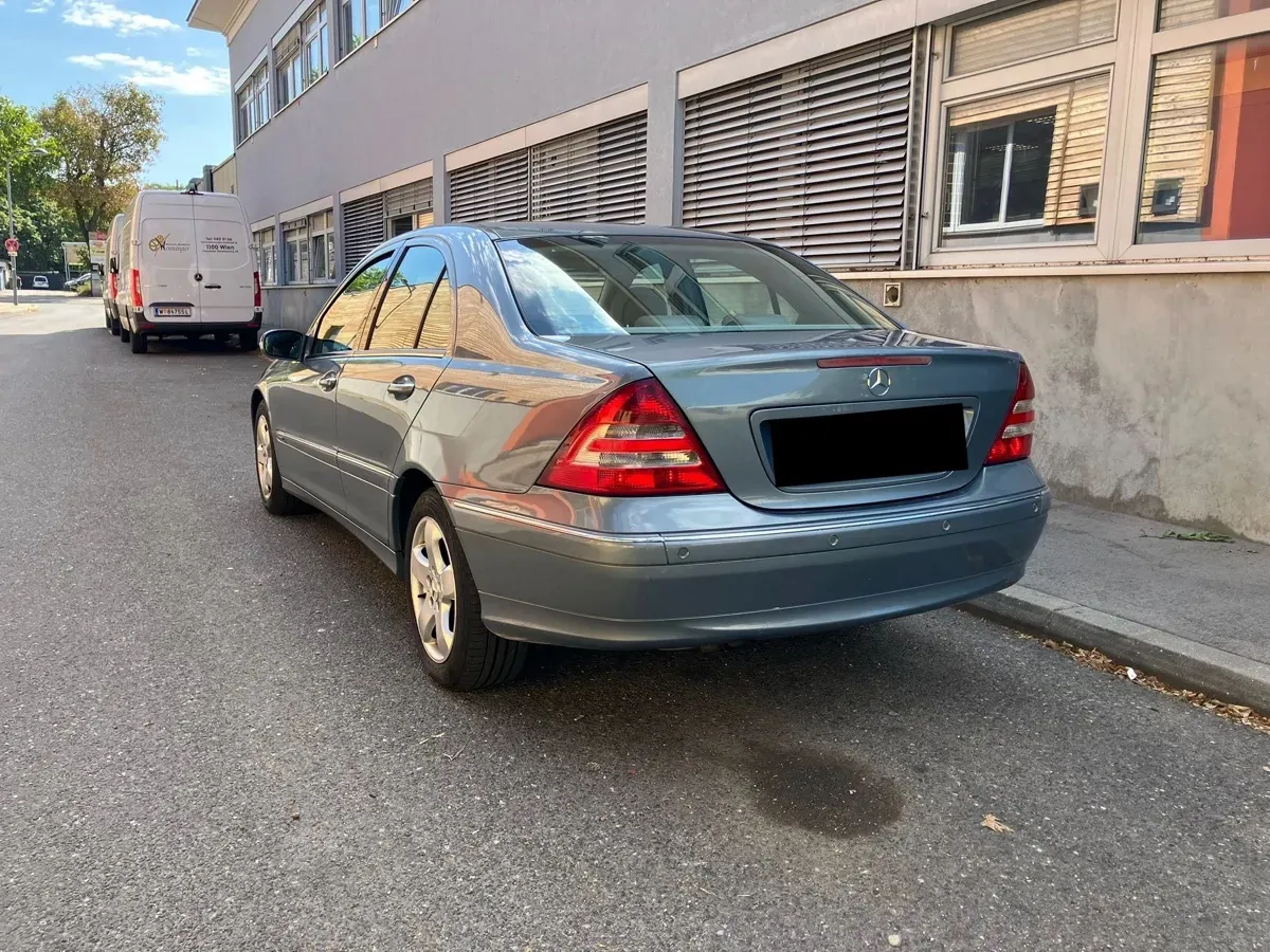 Mercedes-Benz C-Class 2004 photo 2