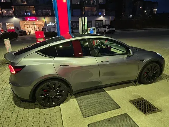 Tesla Model Y 2025 photo 4