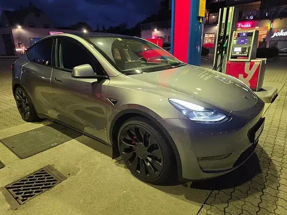 Tesla Model Y 2025 photo 2