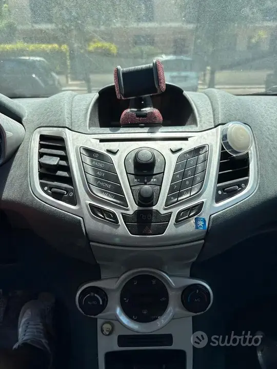 Ford Fiesta 2010 photo 2