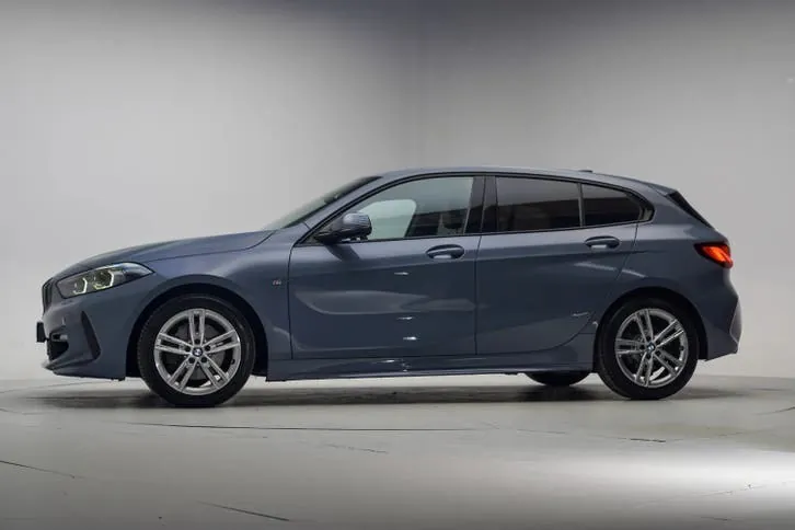 BMW 1 Series 2023 photo 2