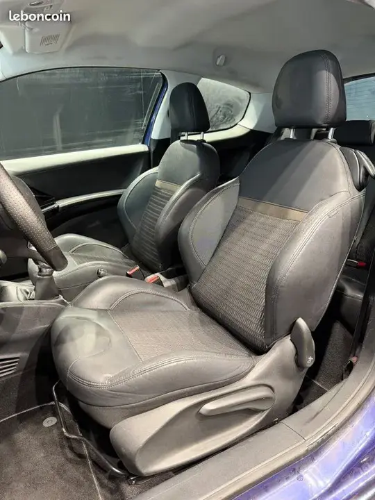 Peugeot 208 2012 photo 4