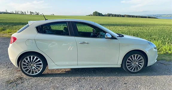 Alfa Romeo Giulietta 2010 photo 3