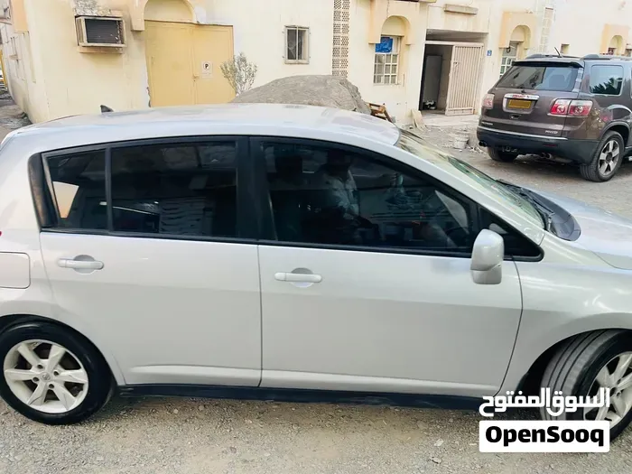 Nissan Tiida 2011 photo 2