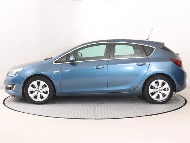 Opel Astra 2013 photo 2