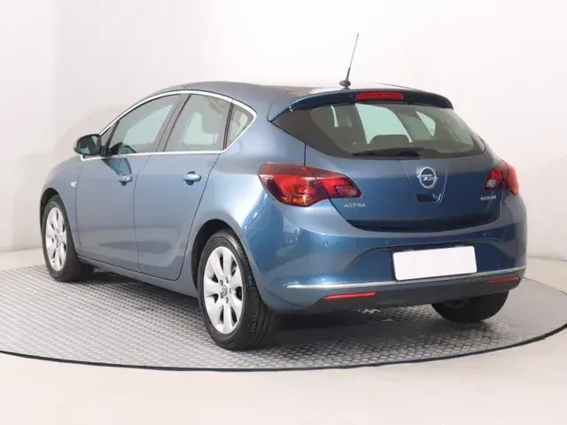 Opel Astra 2013 photo 3