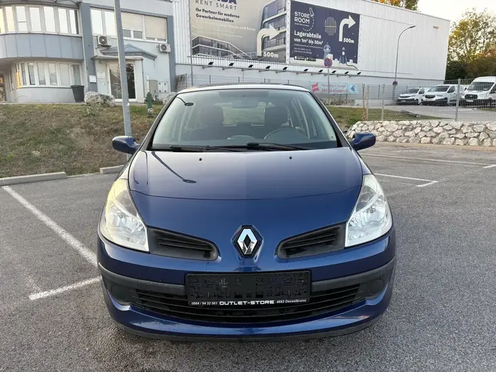 Renault Clio 2005 photo 2