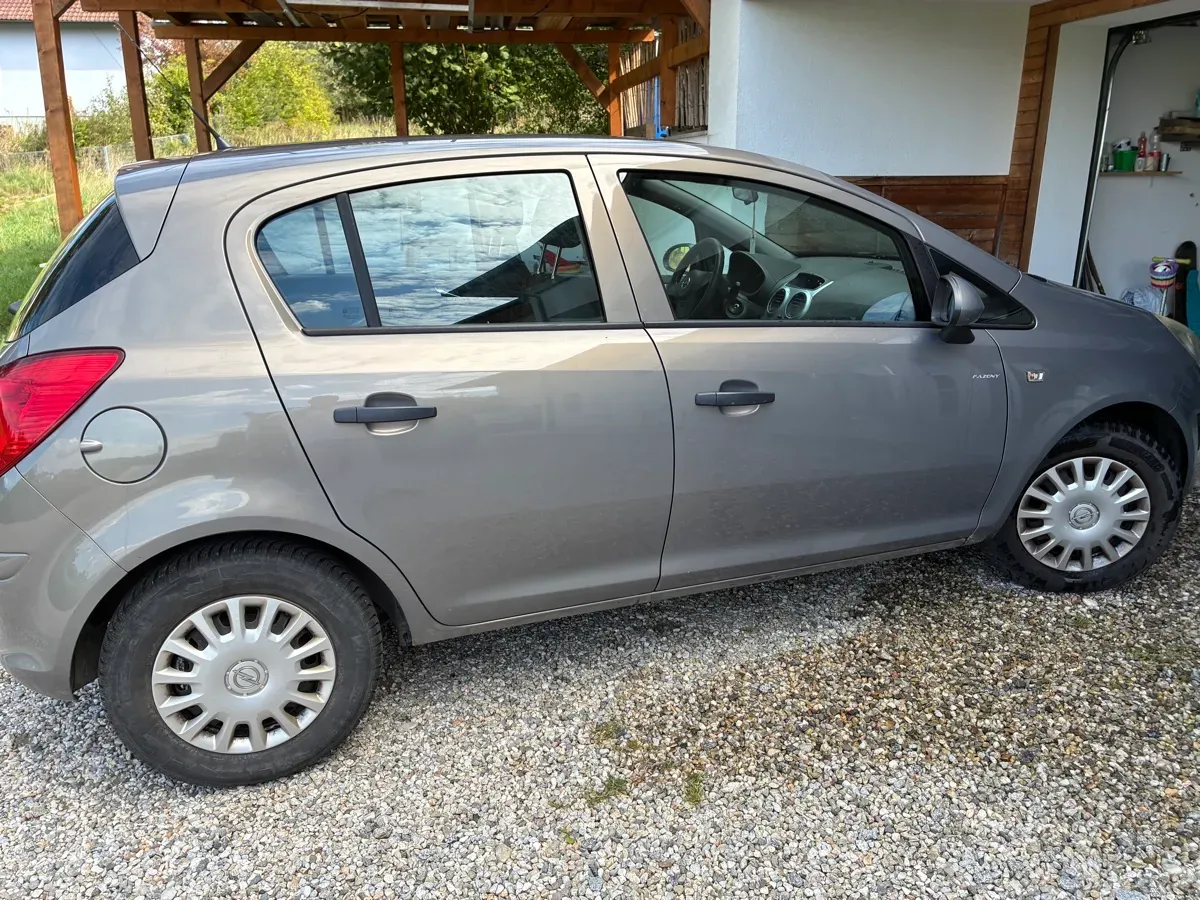 Opel Corsa 2011 photo 2