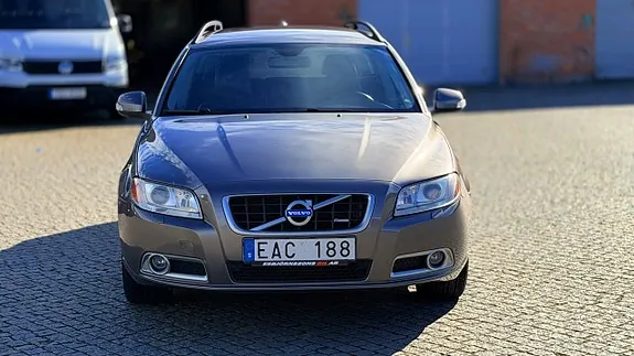 Volvo V70 2011 photo 2