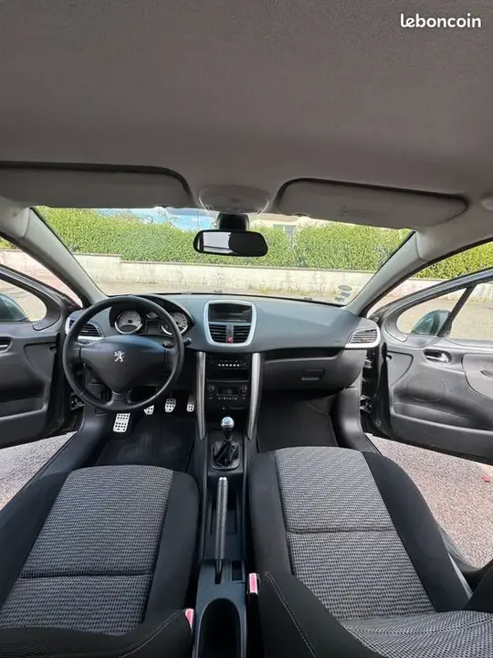 Peugeot 207 2011 photo 2