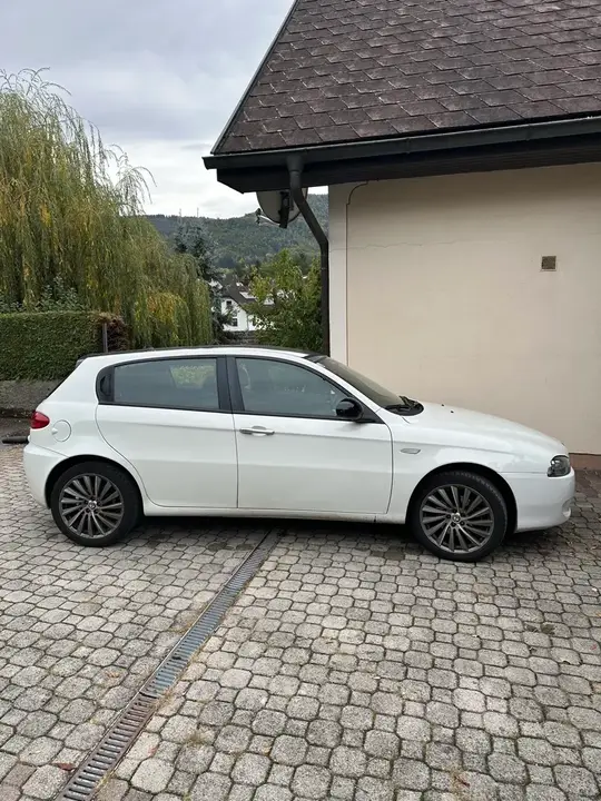 Alfa Romeo 147 2009 photo 2