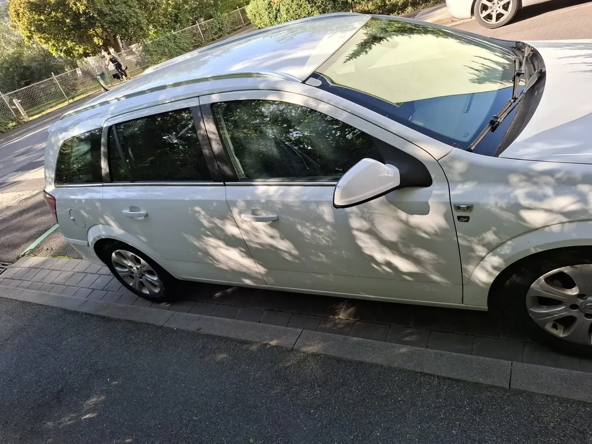 Opel Astra 2010 photo 3