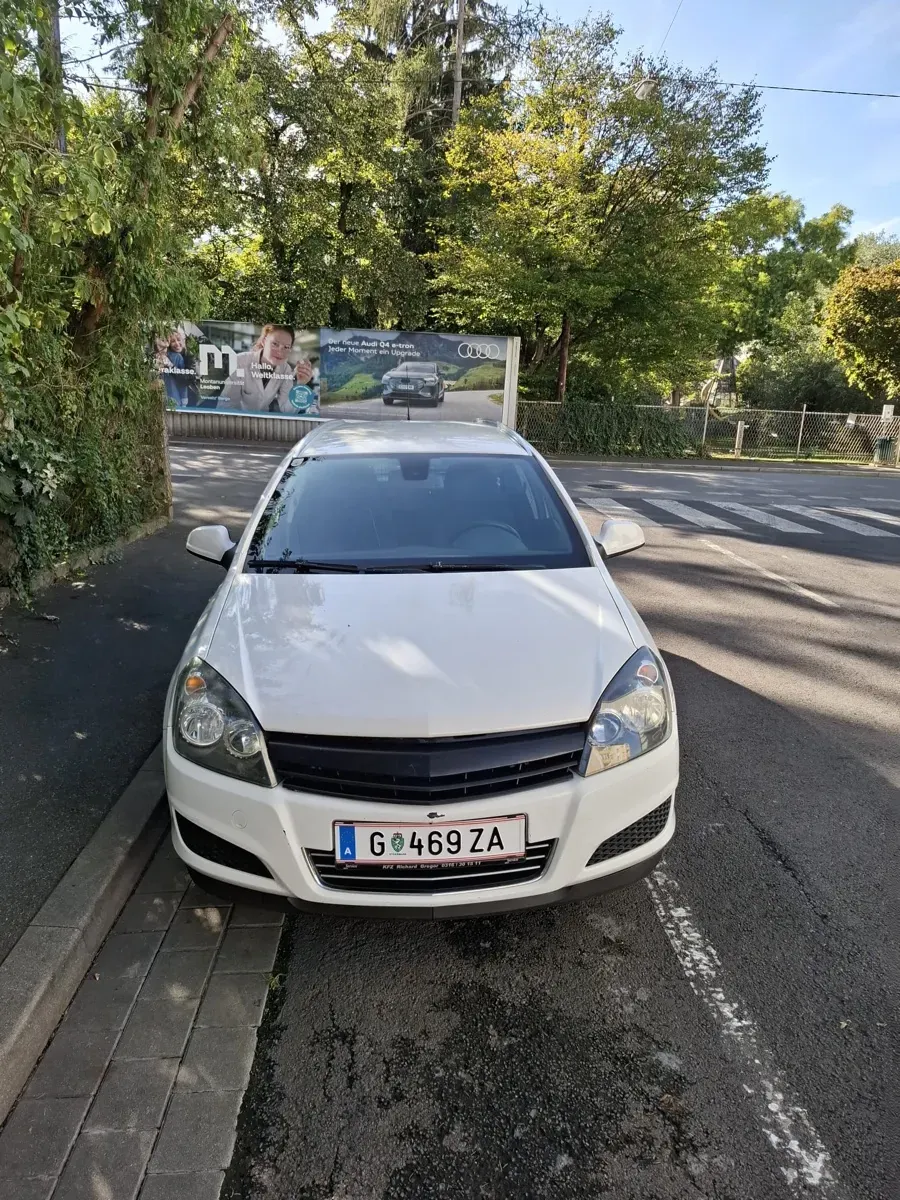 Opel Astra 2010 photo 2
