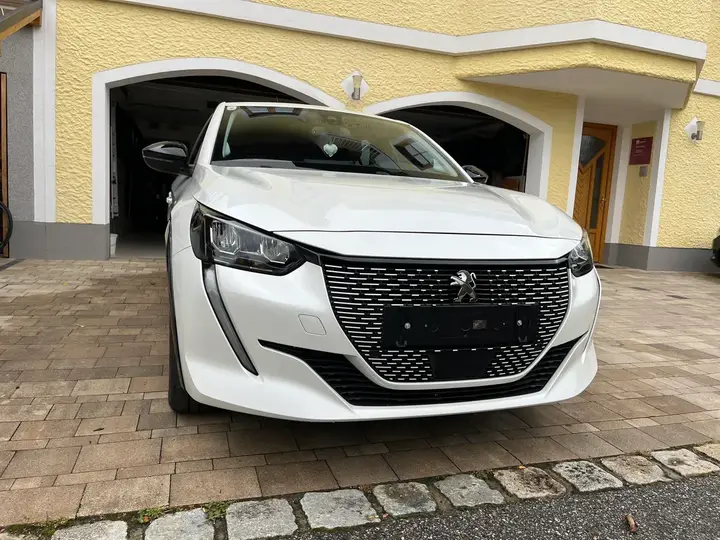 Peugeot E-208 2021 photo 3