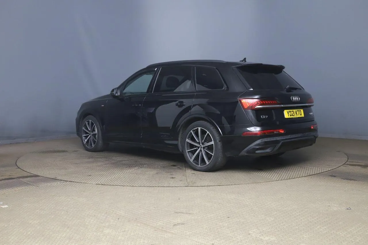 Audi Q7 2021 photo 2