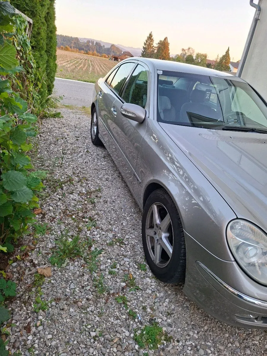 Mercedes-Benz E-Class 2005 photo 3