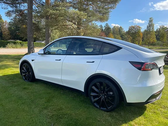 Tesla Model Y 2023 photo 4