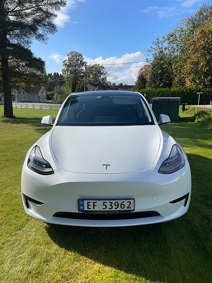 Tesla Model Y 2023 photo 2