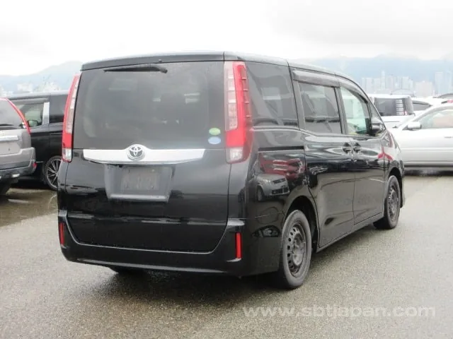 Toyota Noah 2016 photo 4