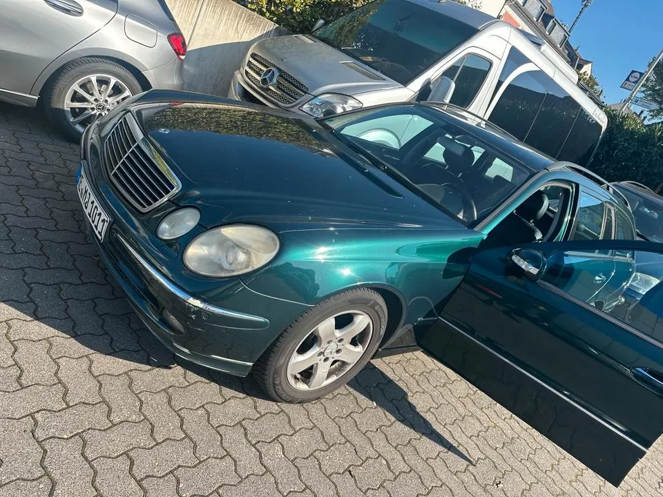 Mercedes-Benz W211