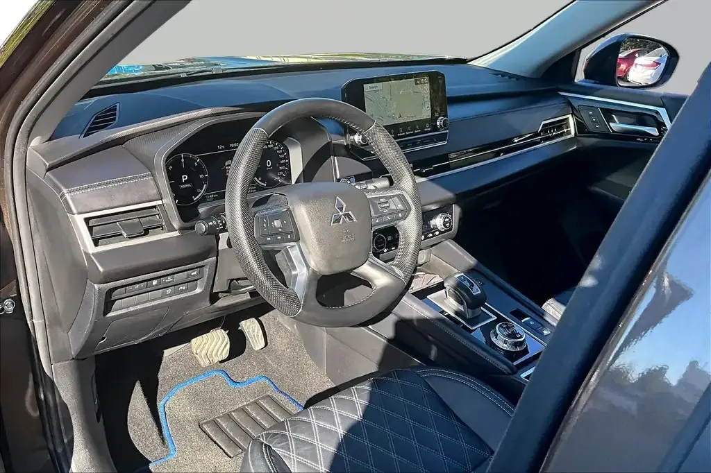 Mitsubishi Outlander 2023 photo 2