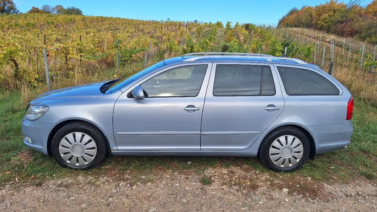 Skoda Octavia 2011 photo 2