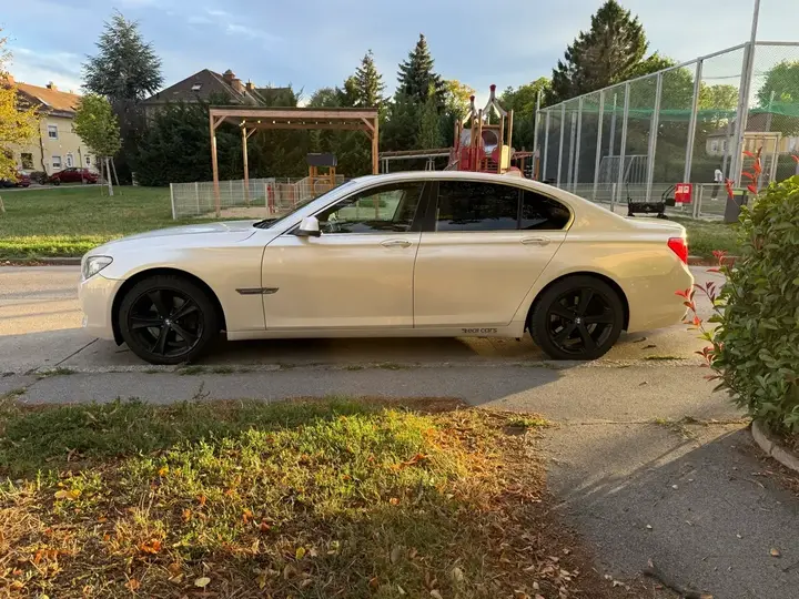 BMW 7 Series 2012 photo 3