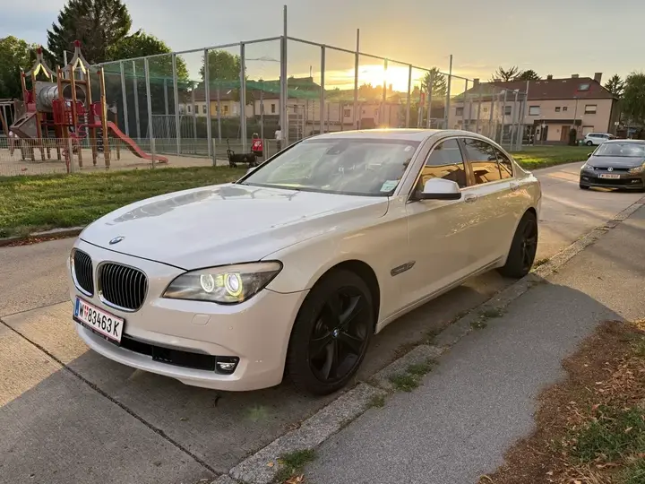 BMW 7 Series 2012 photo 2