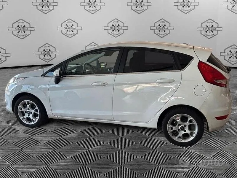 Ford Fiesta 2012 photo 2