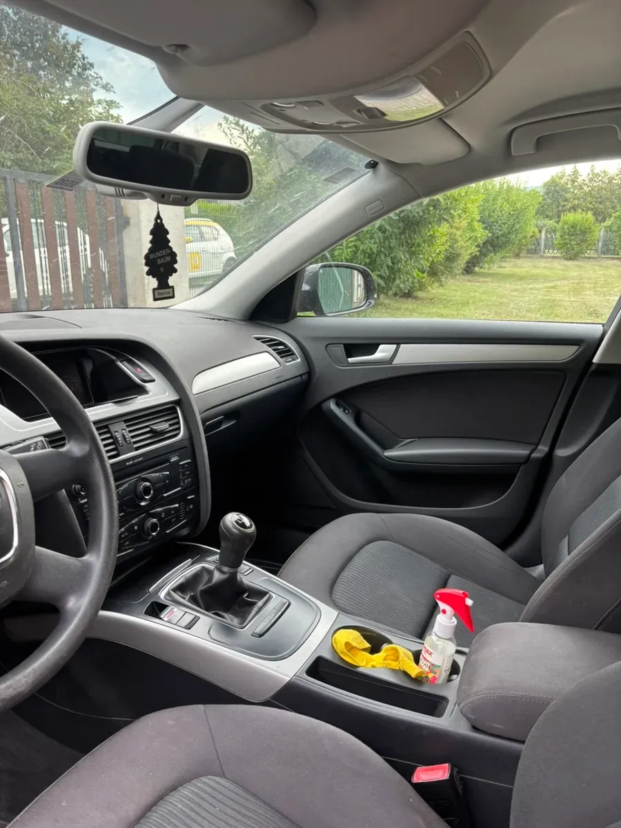 Audi A4 2011 photo 2