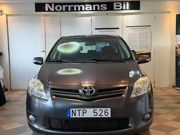 Toyota Auris 2011 photo 2