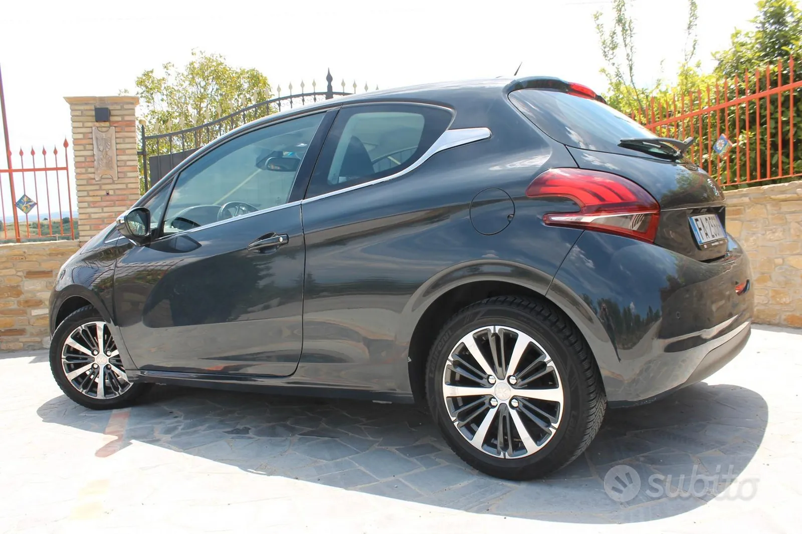 Peugeot 208 2015 photo 3