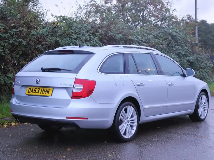 Skoda Superb 2013 photo 2