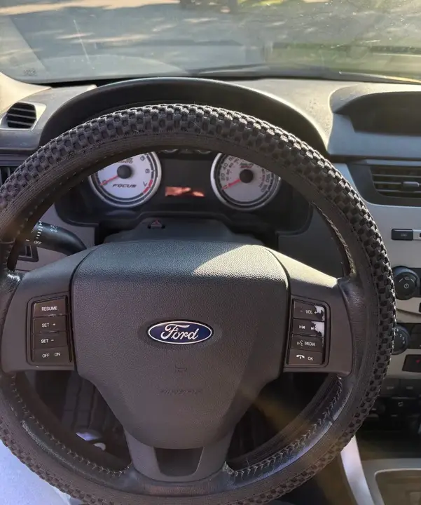 Ford Focus 2010 photo 2