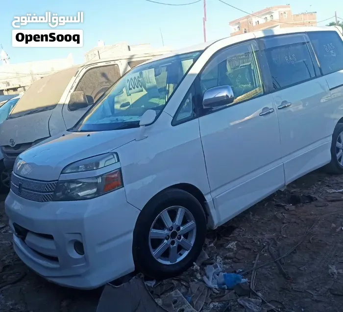 Toyota Voxy 2006 photo 2