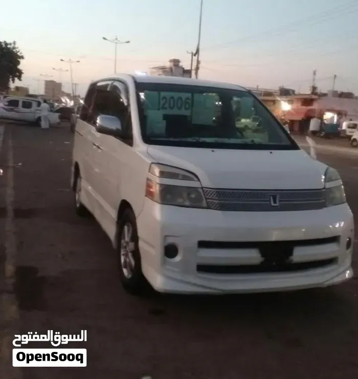 Toyota Voxy 2006 photo 3