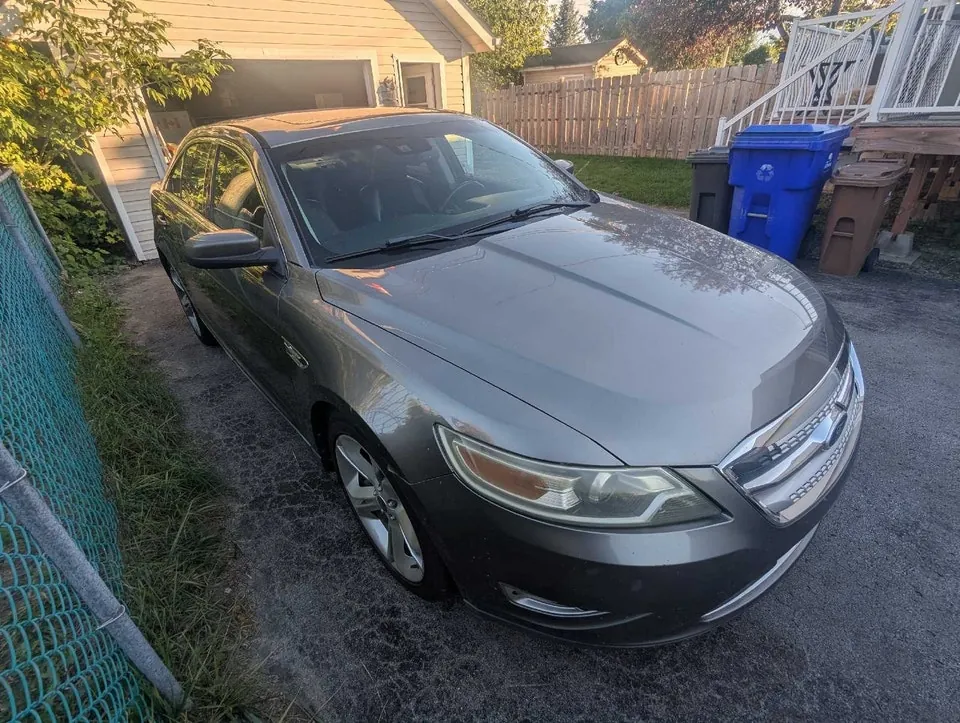 Ford Taurus 2011 photo 2