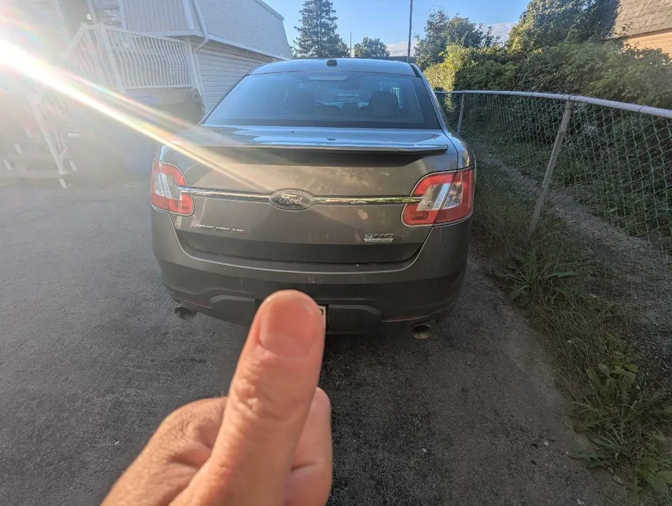 Ford Taurus 2011 photo 4