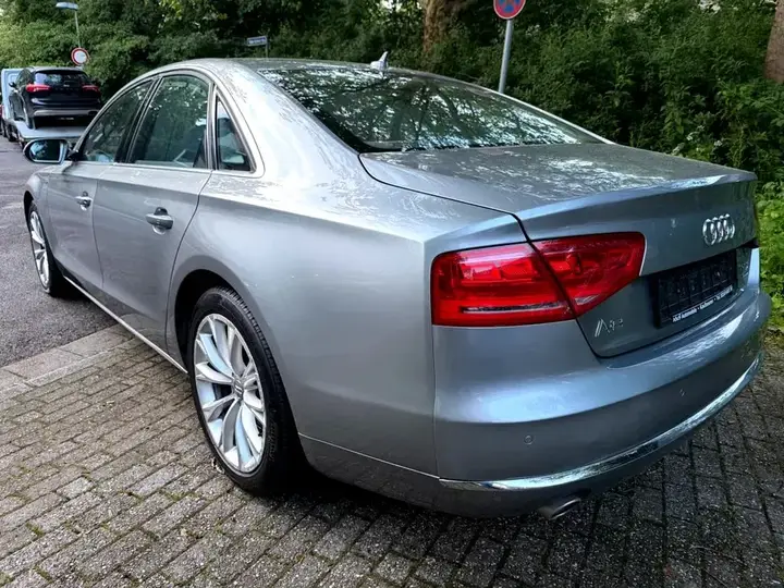 Audi A8 2011 photo 2