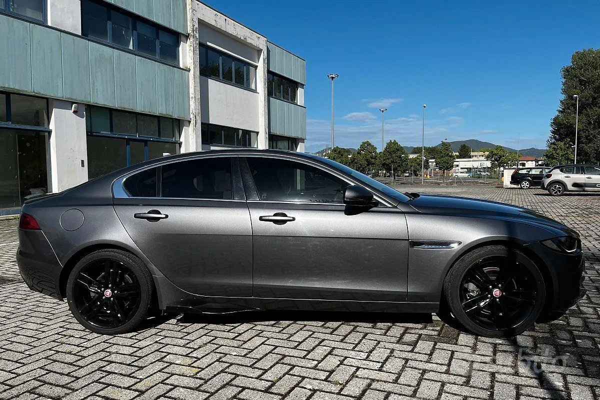 Jaguar Xe 2015 photo 5