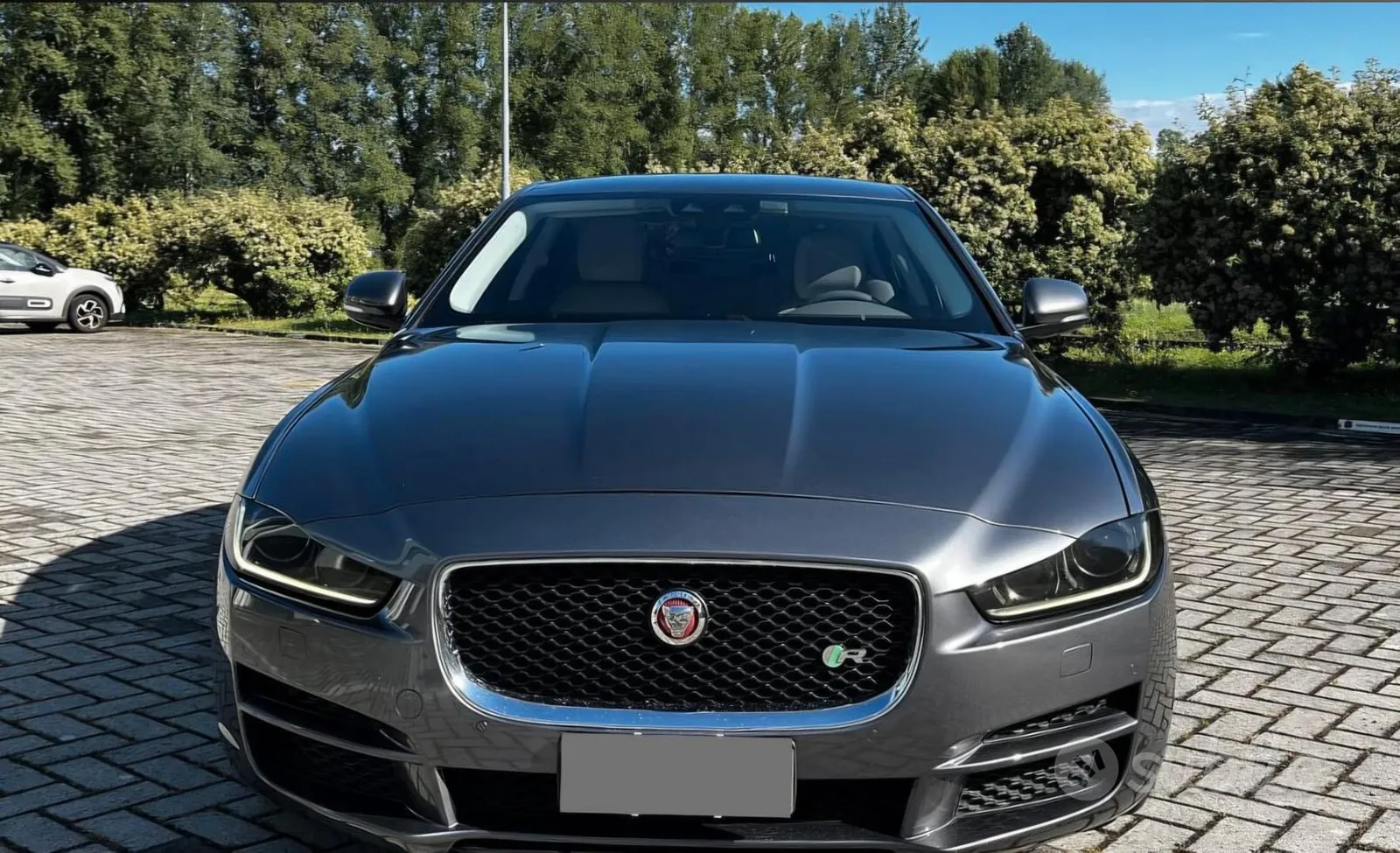 Jaguar Xe 2015 photo 2