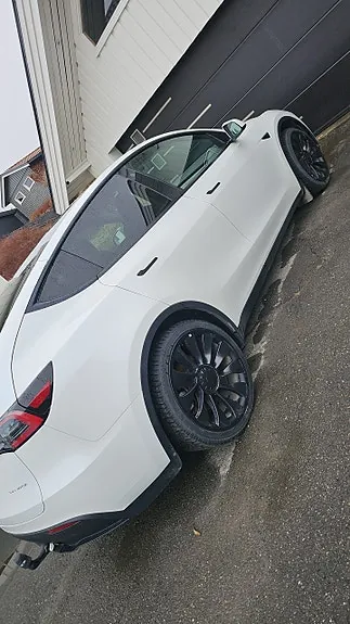 Tesla Model Y 2023 photo 2