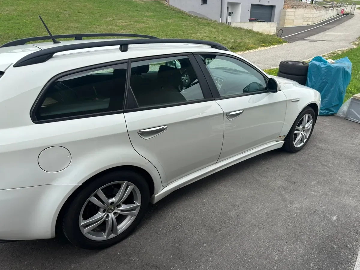 Alfa Romeo 159 2008 photo 2