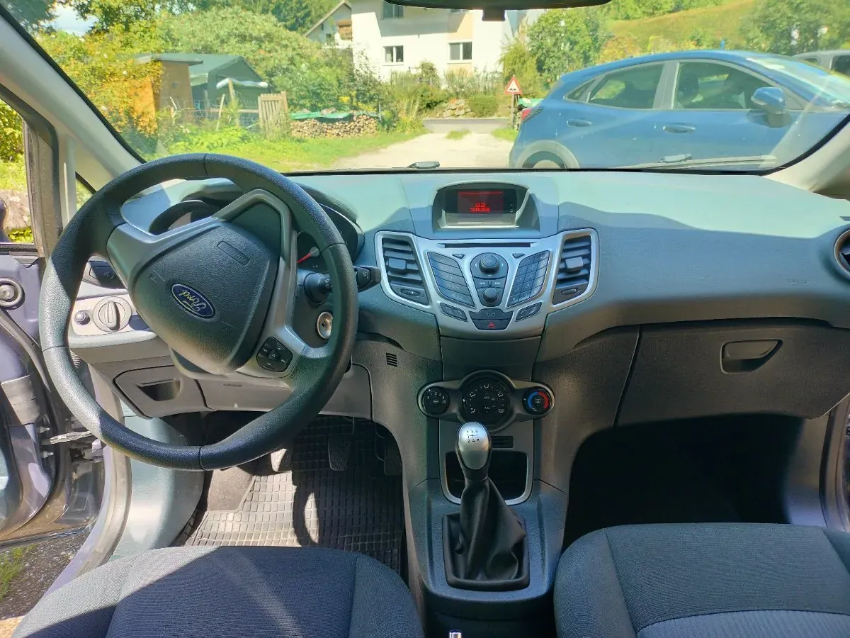 Ford Fiesta 2011 photo 2