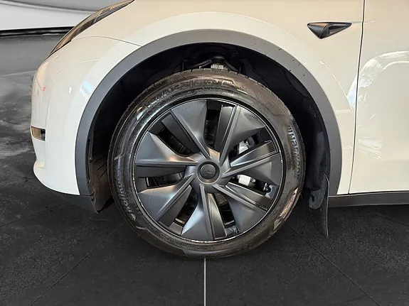 Tesla Model Y 2025 photo 3